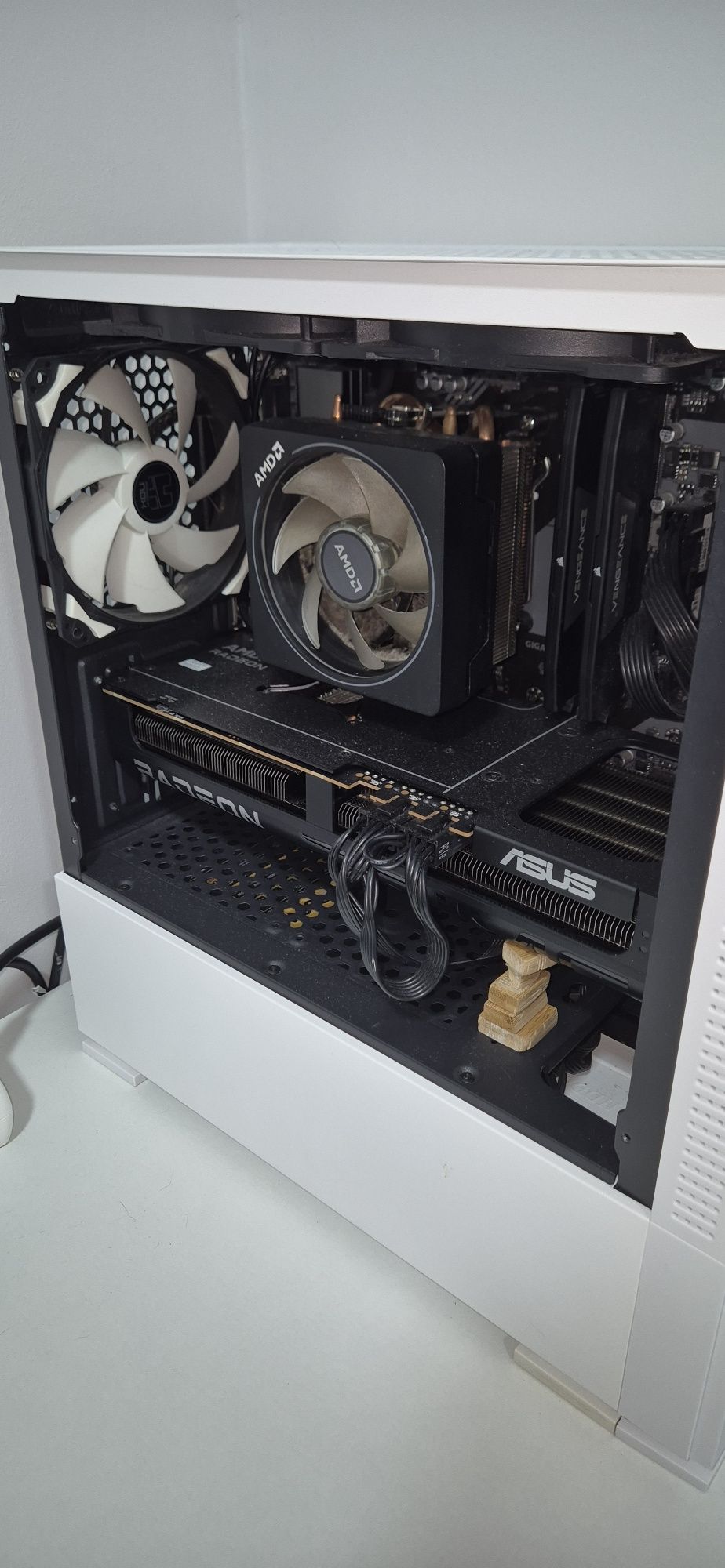Torre Gamer (9070 + 7800X3D)