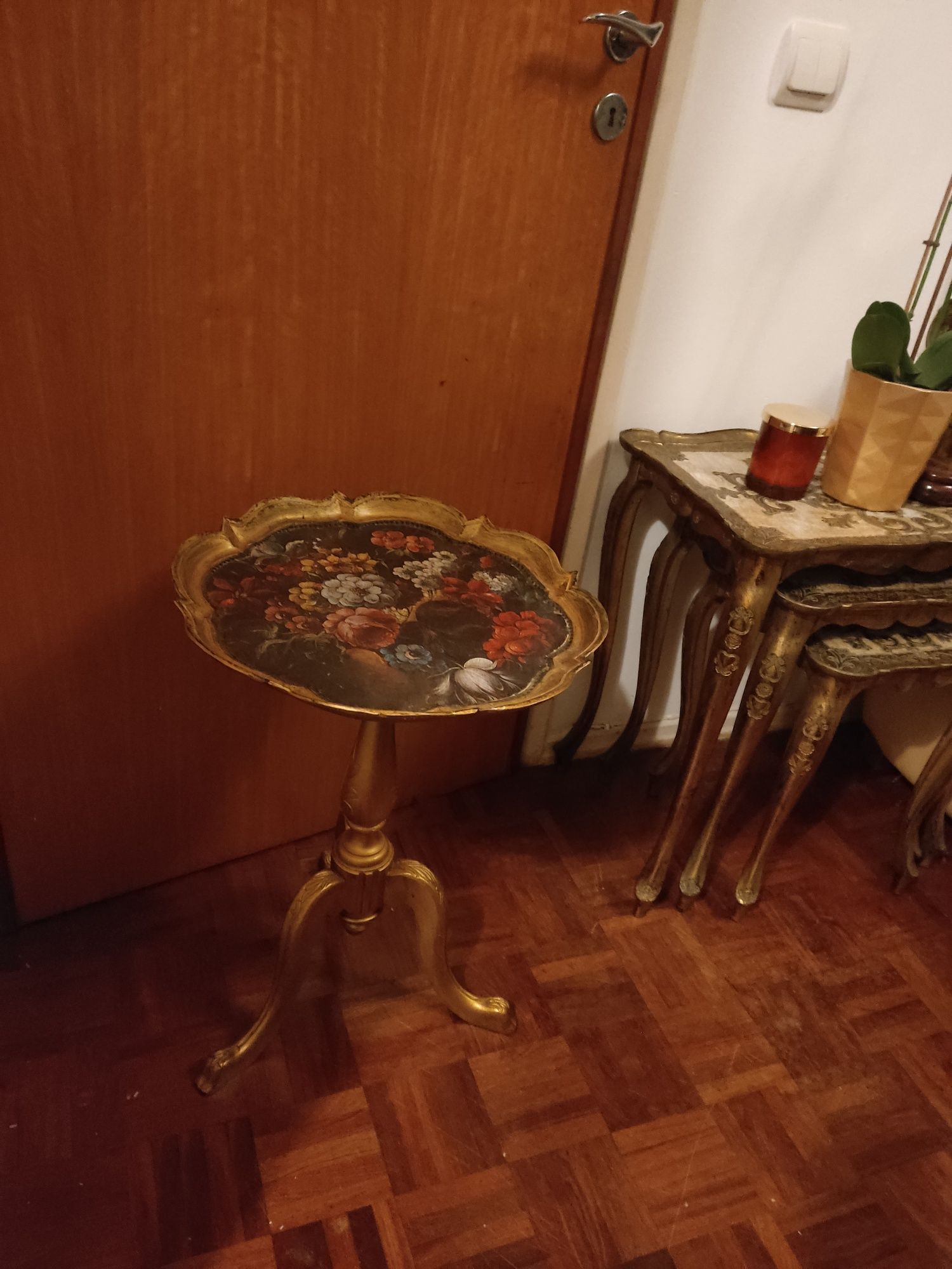 Mesa antiga com mais de 60  anos
