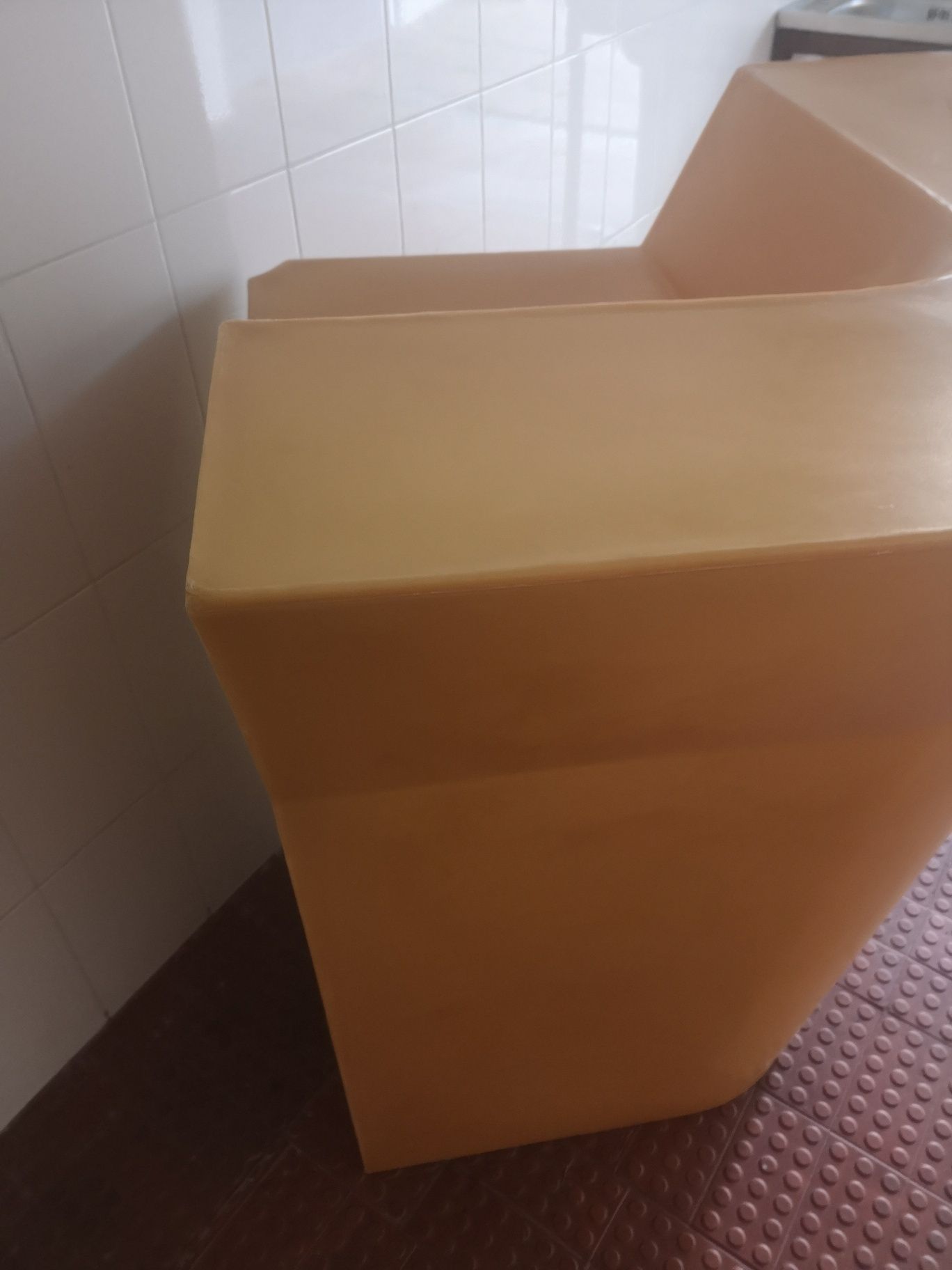 Balcão em plastico cor ouro para qualquer utilização