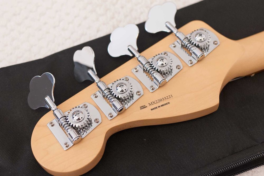 Fender/Squier Jazz Bass Fretless + Saco Fender