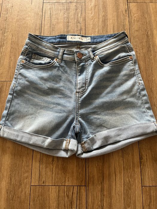 Dżinsowe spodenki typu szorty, Amisu