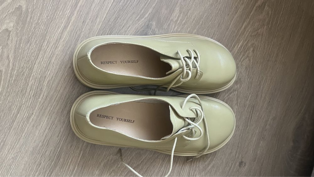 Жіночі туфлі, напівчеревики