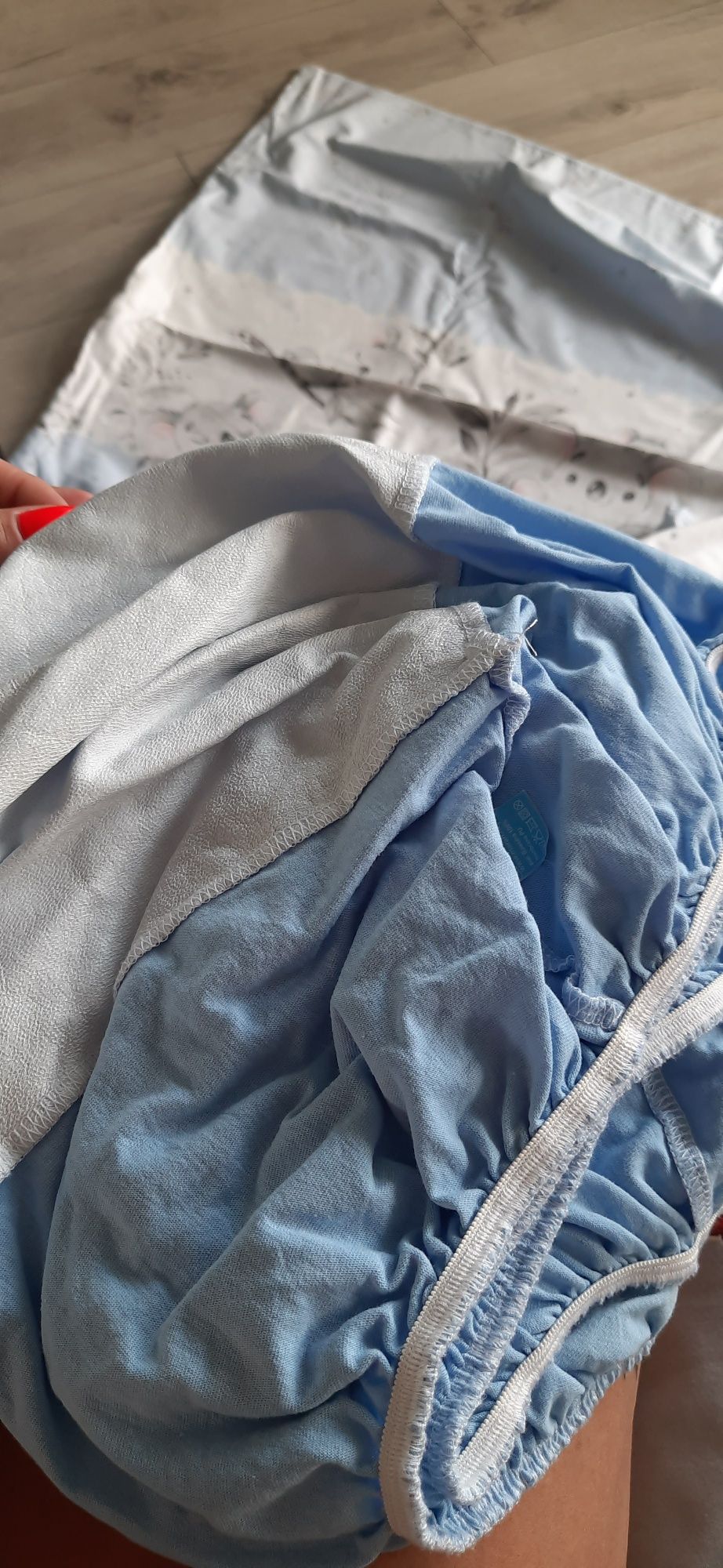 Łóżeczko dziecięce koloru drewna wraz z materacem, kołderką i pościelą