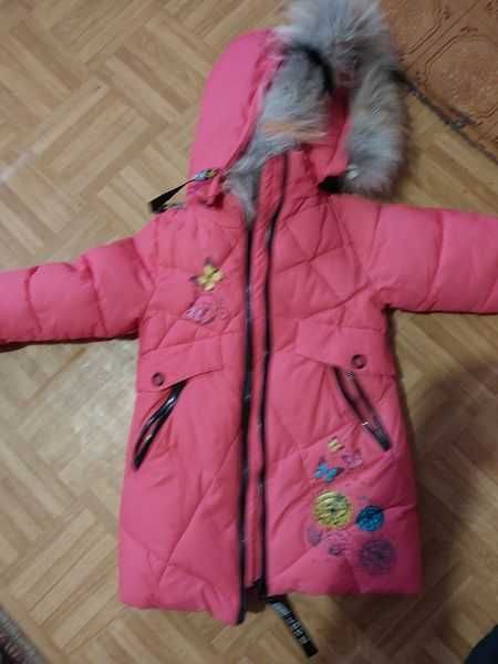 продам зимову курточку для дівчинки в хорошому стані. На 5 -7 років.