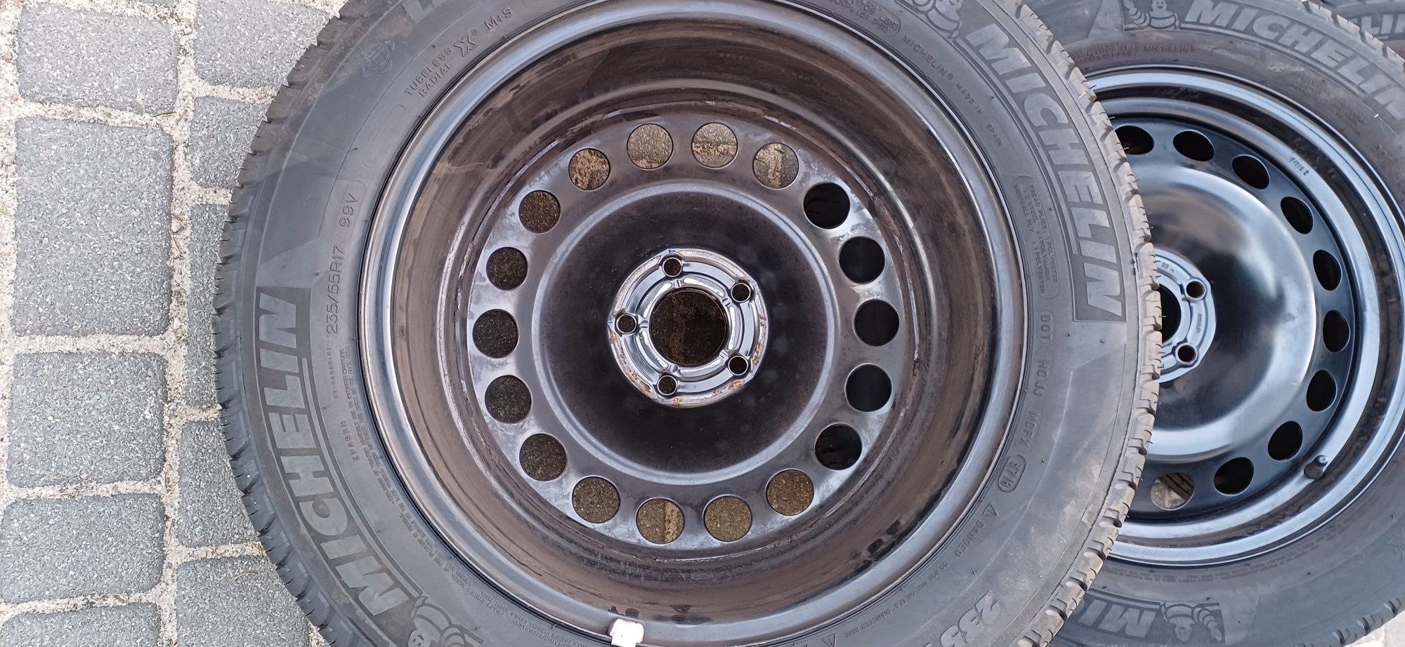 FORD KUGA , 7,5x17 , 235/55R17  , komplet kół stalowych z kołpakami.