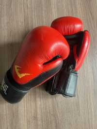 Перчатки для боксу або кік-боксінгу