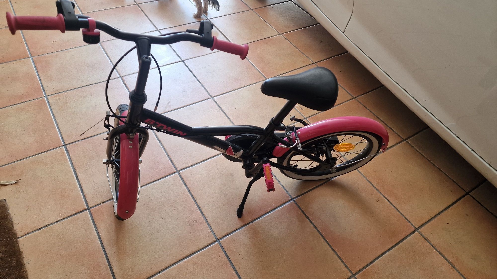 Bicicleta de menina e trotinete