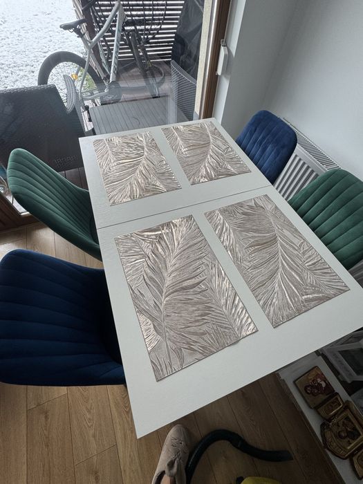 Stolik bialy rozkladany z 4 welurowymi krzesłami