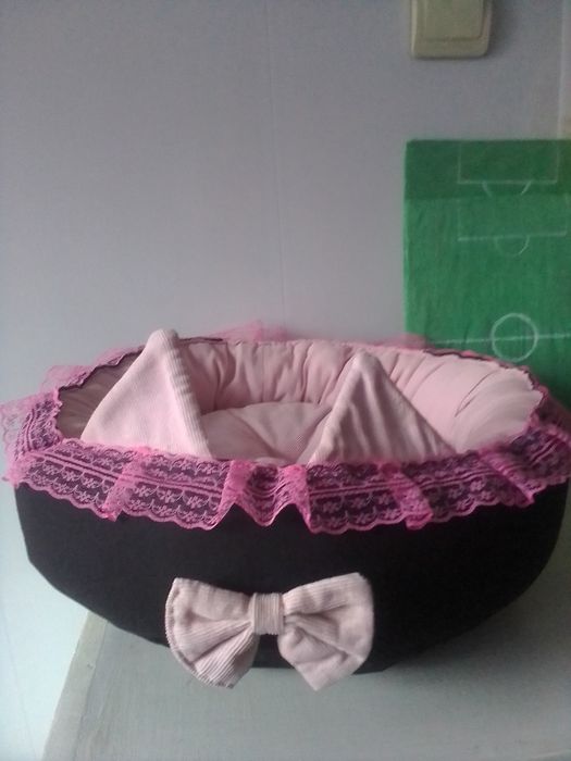 Домик из дерева и мягкие лежанки