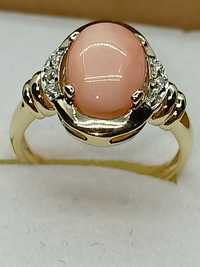 Śliczny pierścionek złoty z różowym koralem