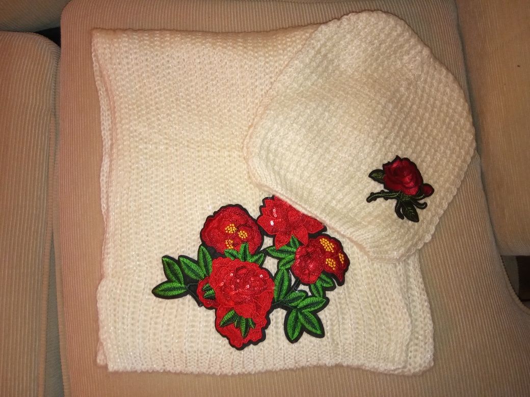 Nowa czapka plus szalik. Biała, róże, kwiaty