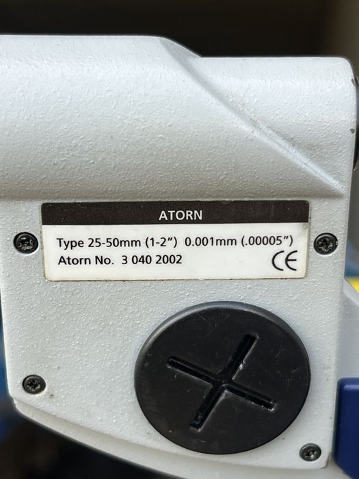 Cyfrowy mikrometr ATORN 25–50 mm z dokładnością 0.001 mm + statyw