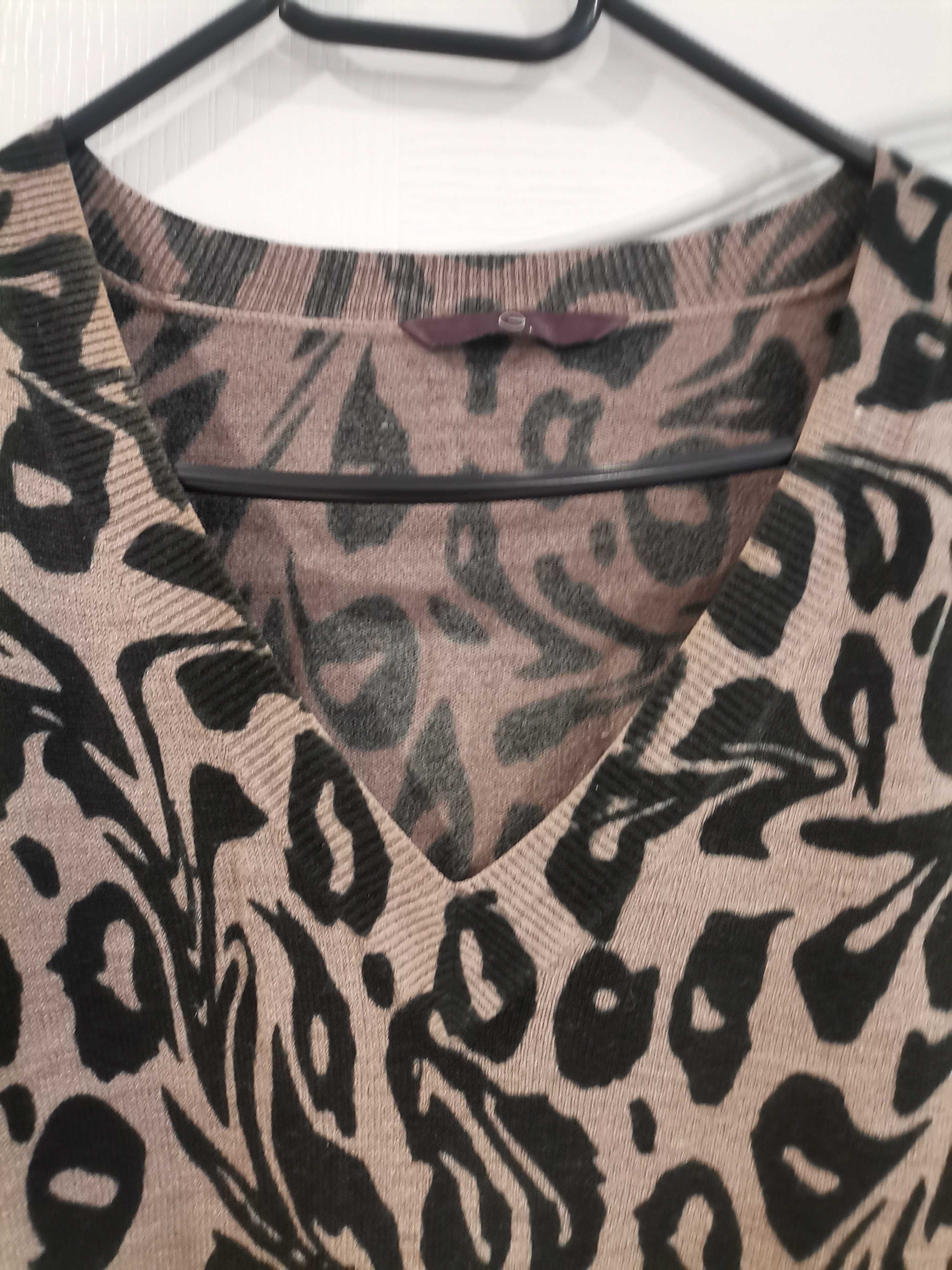 Sweter z motywem wzorzystym