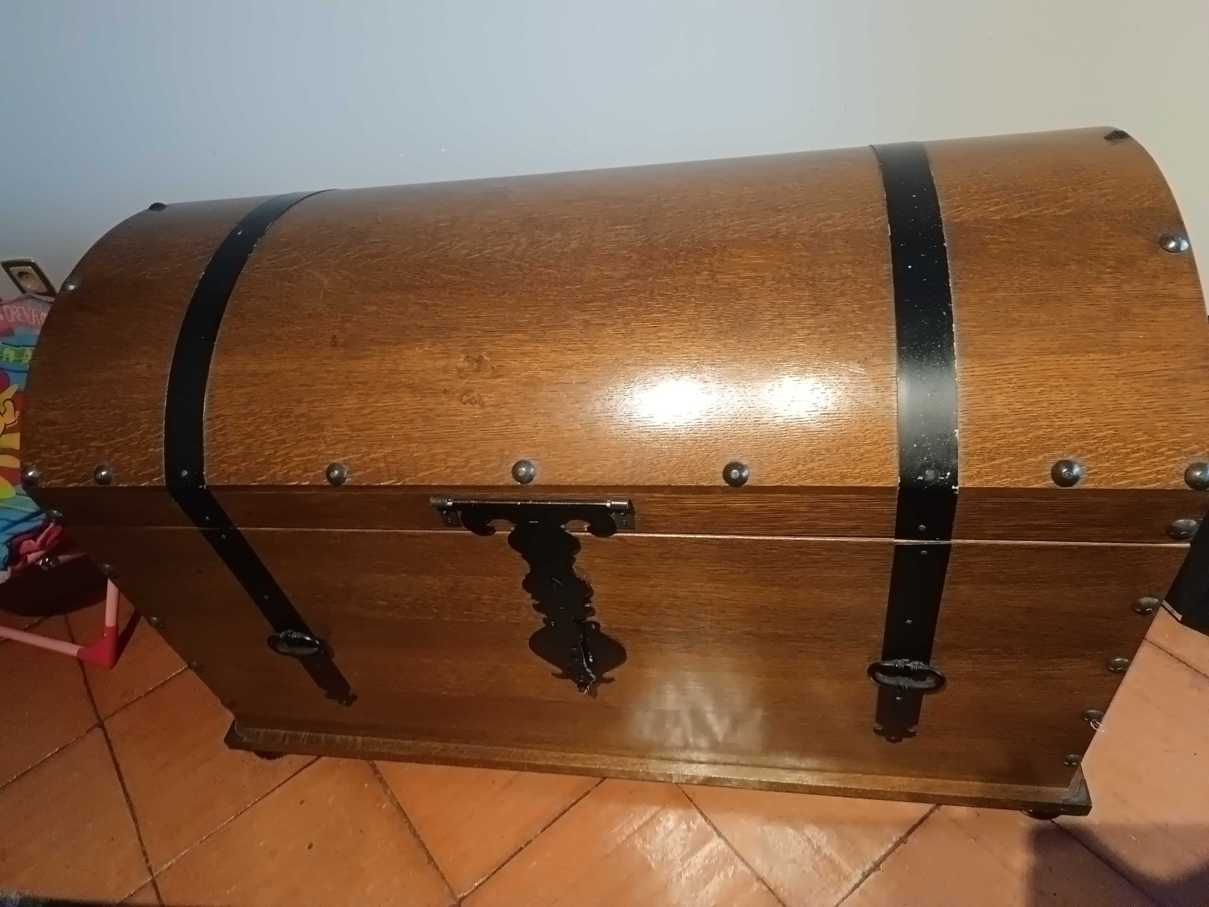 Baú castanho muito bom estado
