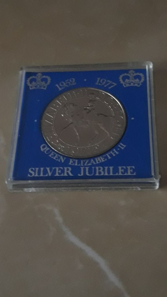Moneta kolekcjonerska- srebrny jubileusz Korony Królowej Elżbiety II