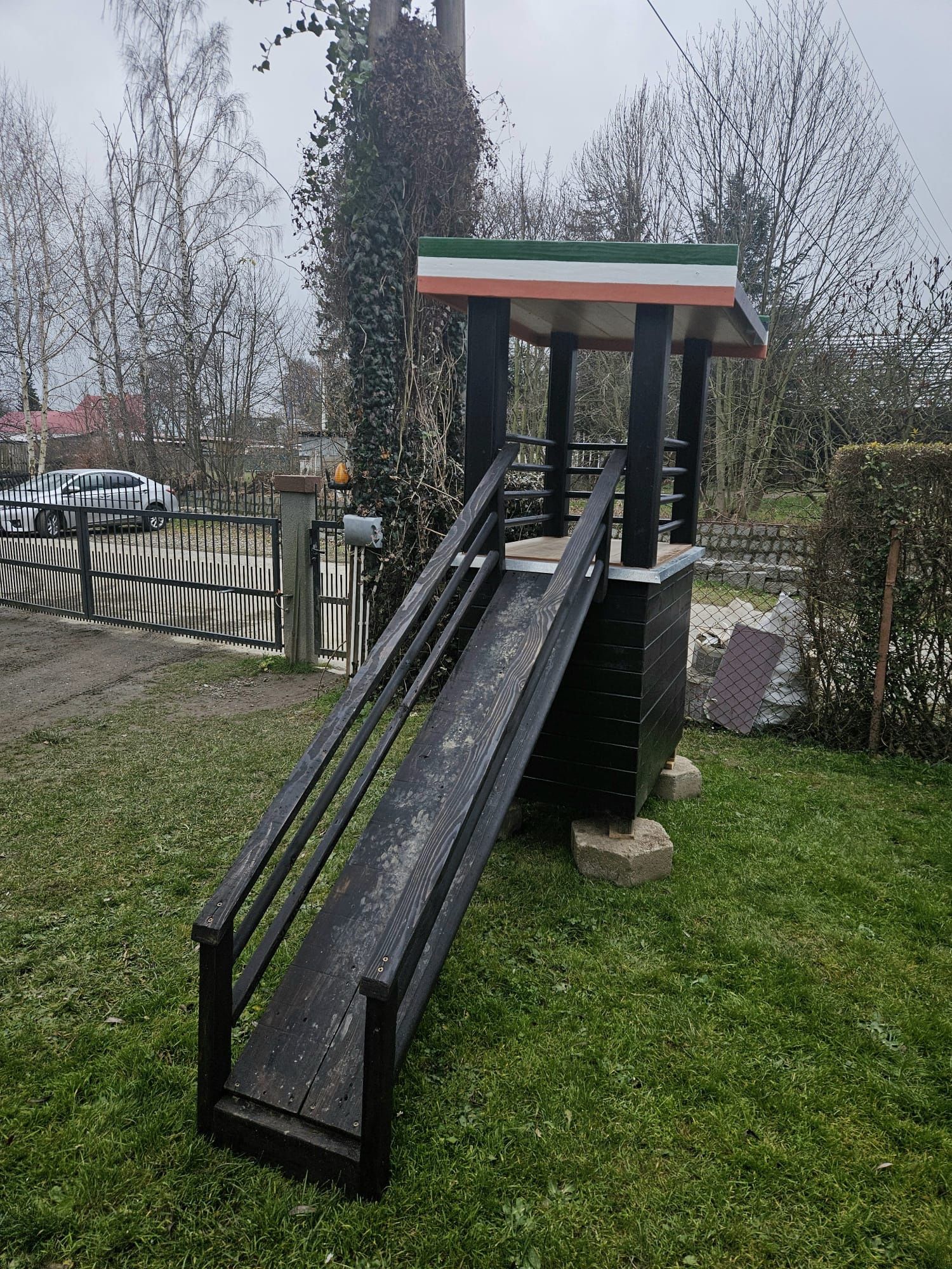 Buda dla psa z punktem widokowym