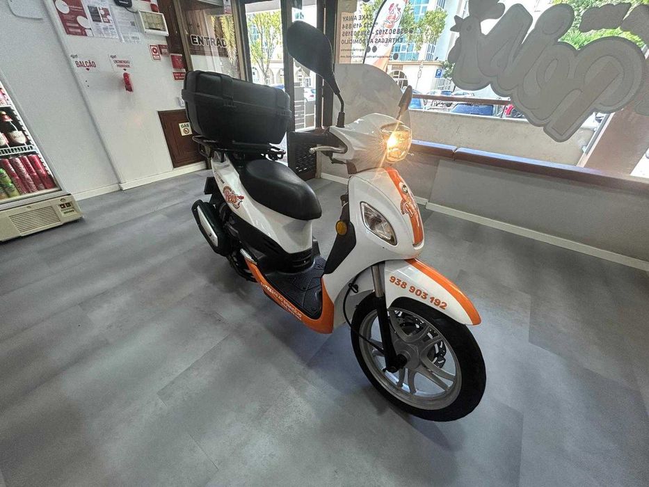 SYM Symphony Cargo 125 – Moto de Entregas Caixa + Capacete | Como Nova