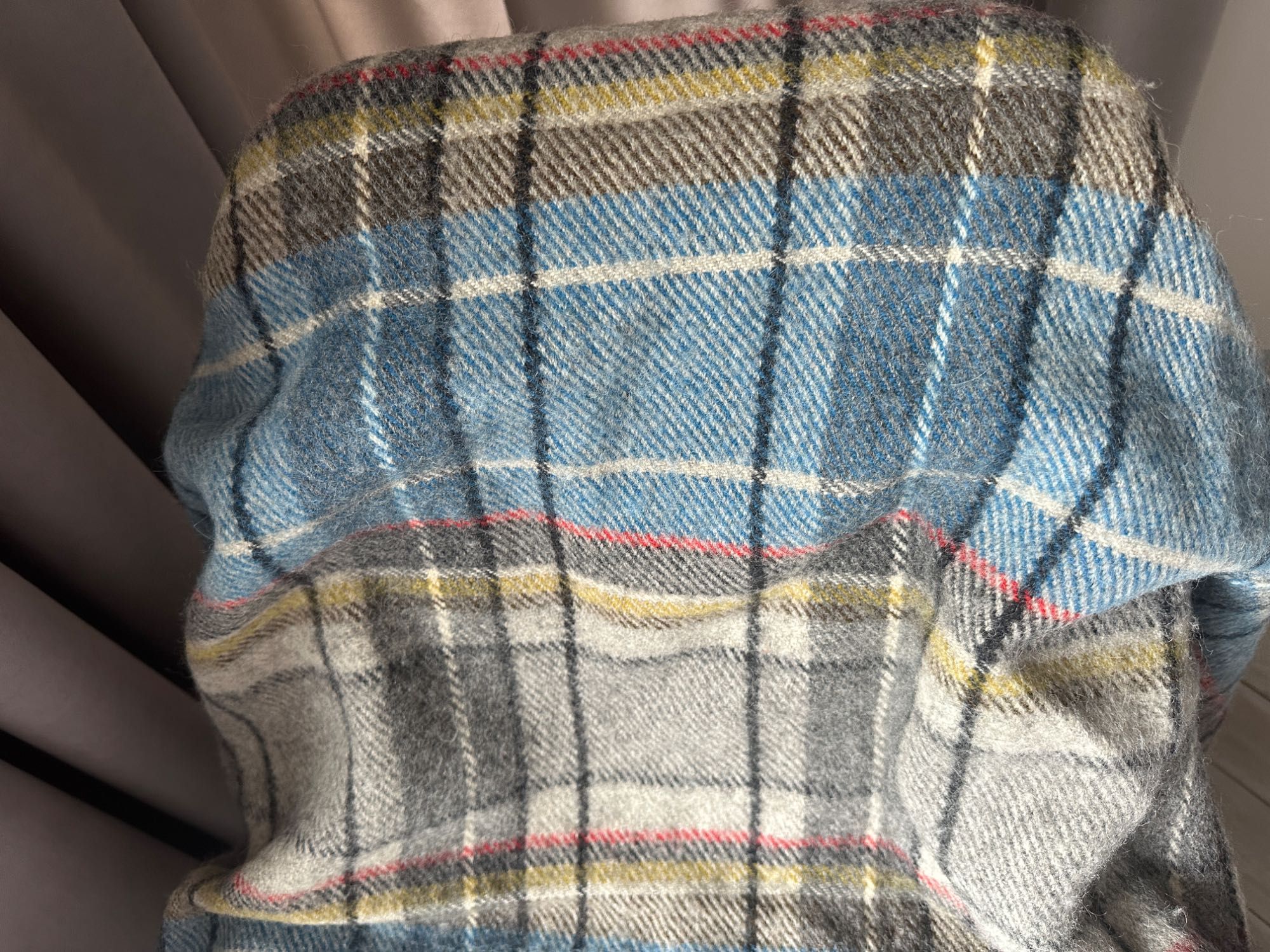 Koc - pled  motyw krata 100 % wełny 130x180