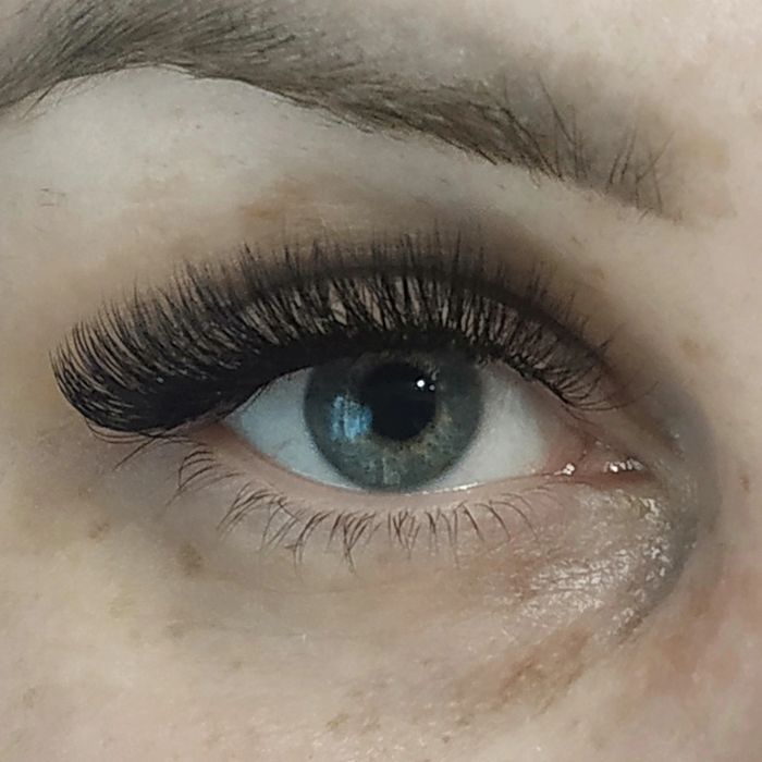 Нарощування вій та корекція брів