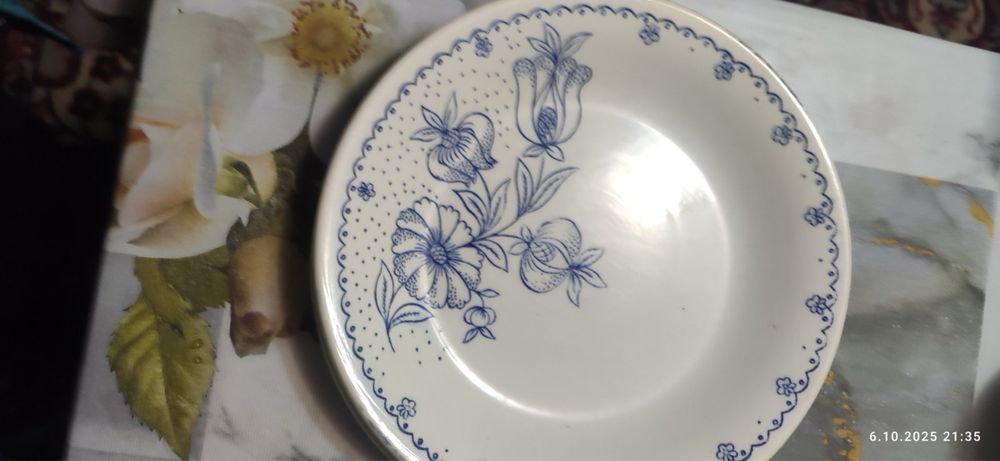 Продам тарілки із синім квітковим орнаментом