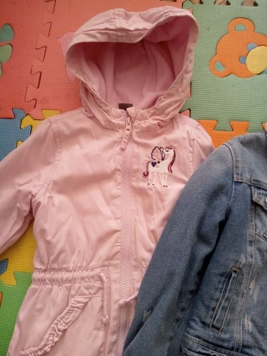 Віддам для дівчинки плаття, куртки