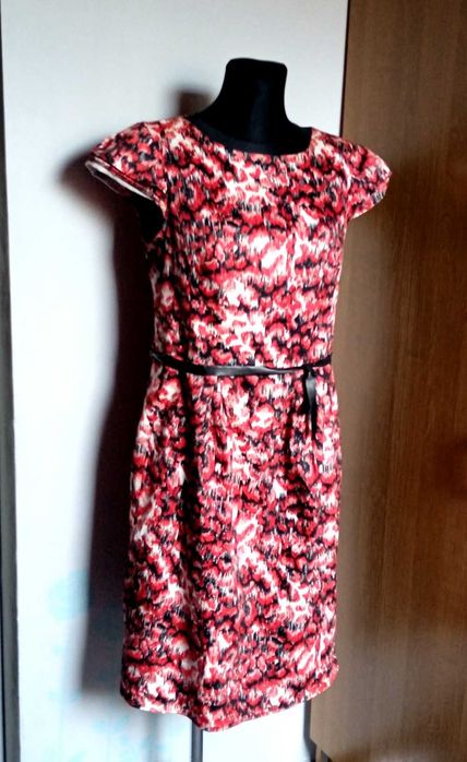 Wzorzysta sukienka w ładnych kolorach r. 40
