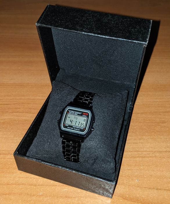 Подарунок для дорослого електричний годинник