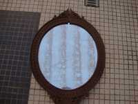 Espelho decorativo forma oval., em moldura muito antiga, 89x60cm