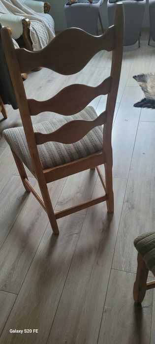 Stół drewniany z krzesłami