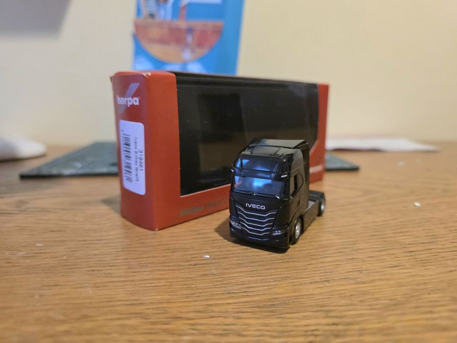1/87 HERPA Iveco S-Way czarne