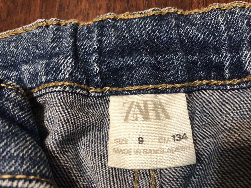 Крутые джинсы Zara и Reserved на юных модников.