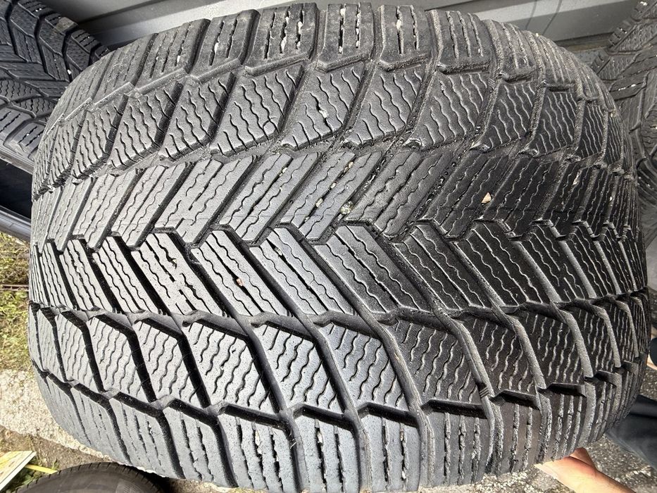 Шини  R20 285/45