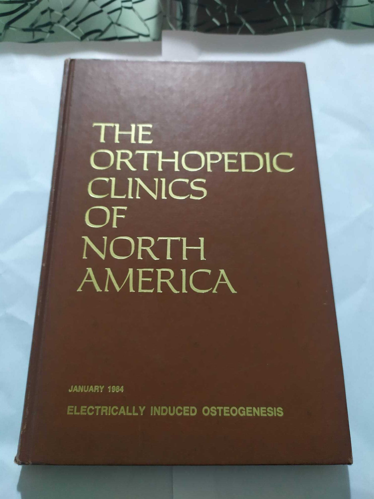 Livro 'The Orthopedic Clinics of North America' com recibo 1984
