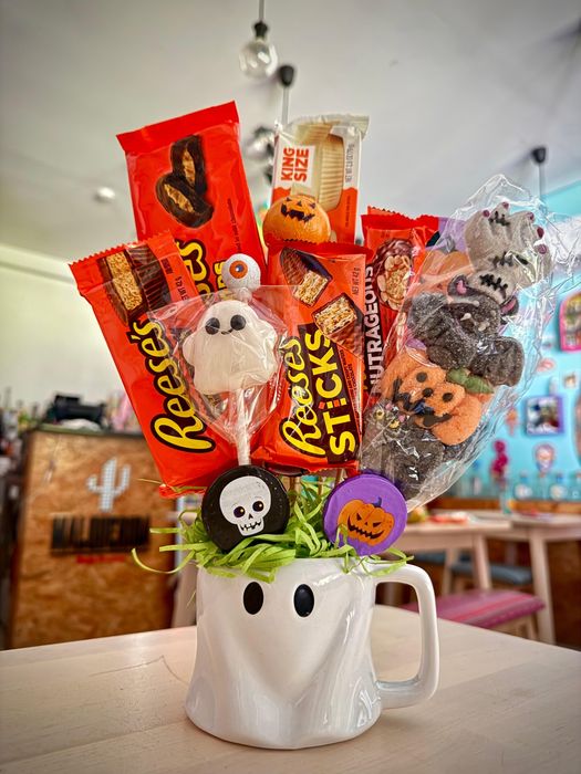 Caneca fantasma,abobora ou caveira com sortido de chocolates