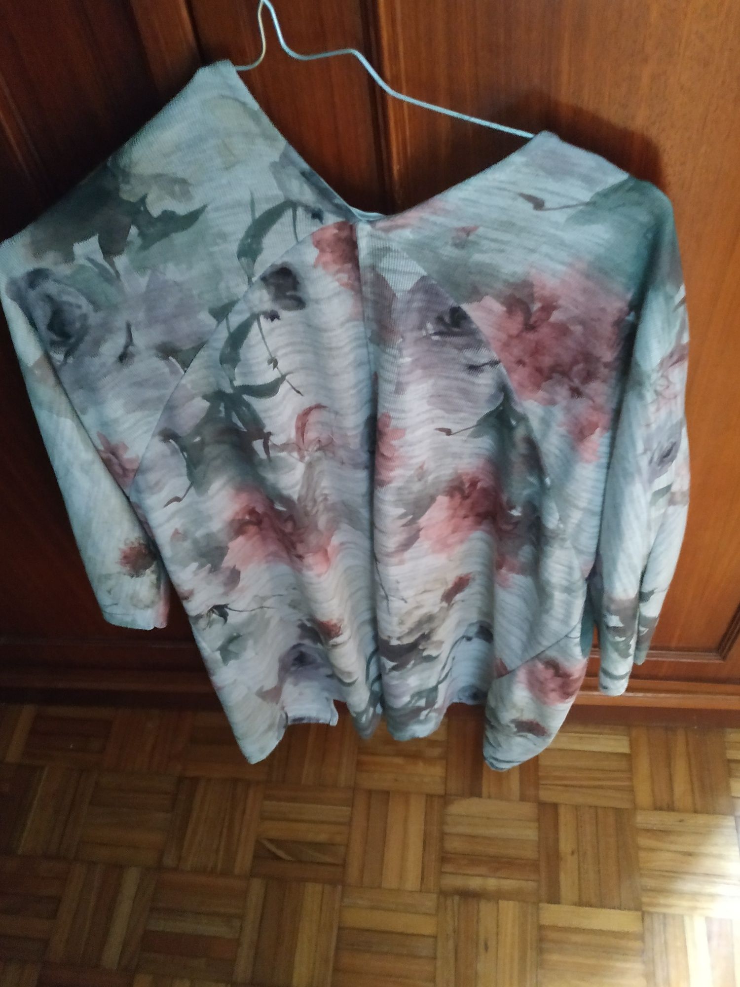 1 Casaco e 1 t-shirt como novos