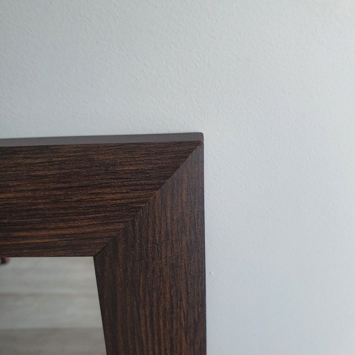 Lustro w drewnianej ramie koloru wenge
