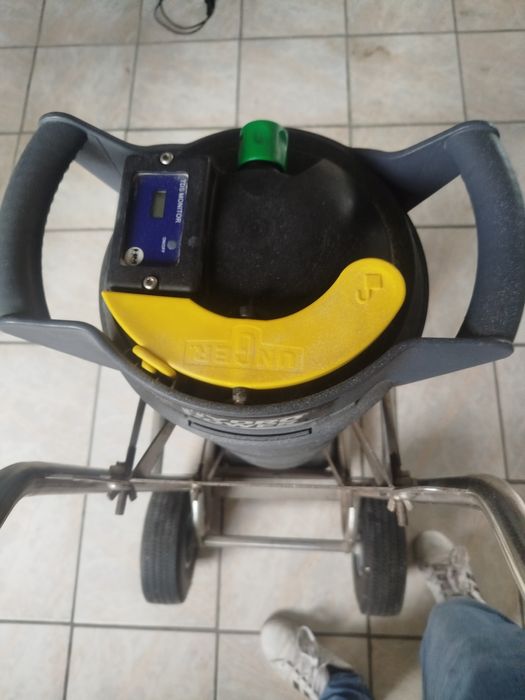 Máquina de limpeza de vidros em altura