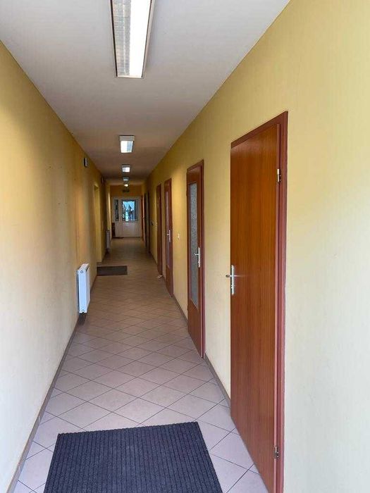 Połowa hali produkcyjno-usługowej . Duży plac manewrowy