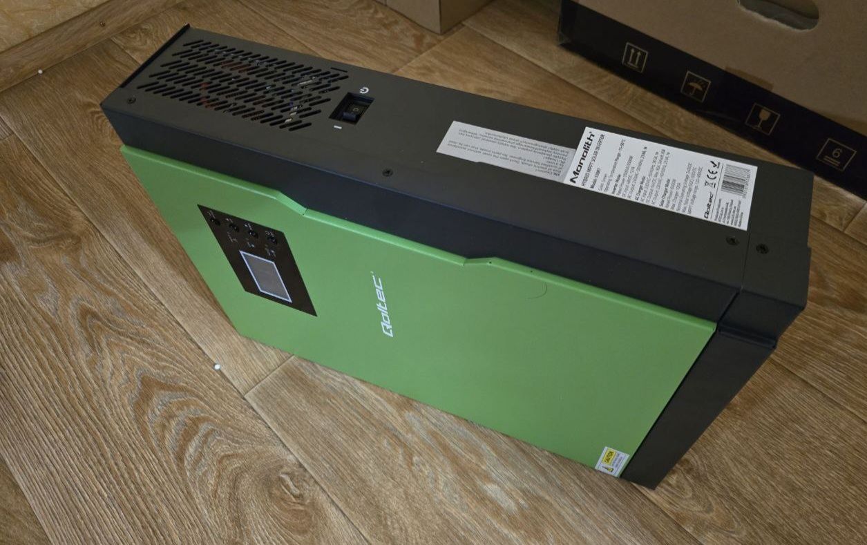 Гибридный солнечный инвертор Qoltec Hybrid 10KVA 5.5kW 100A 48V