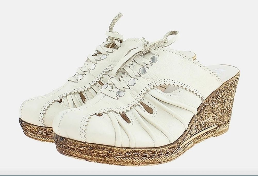 Шкіряні шльопки бежеві