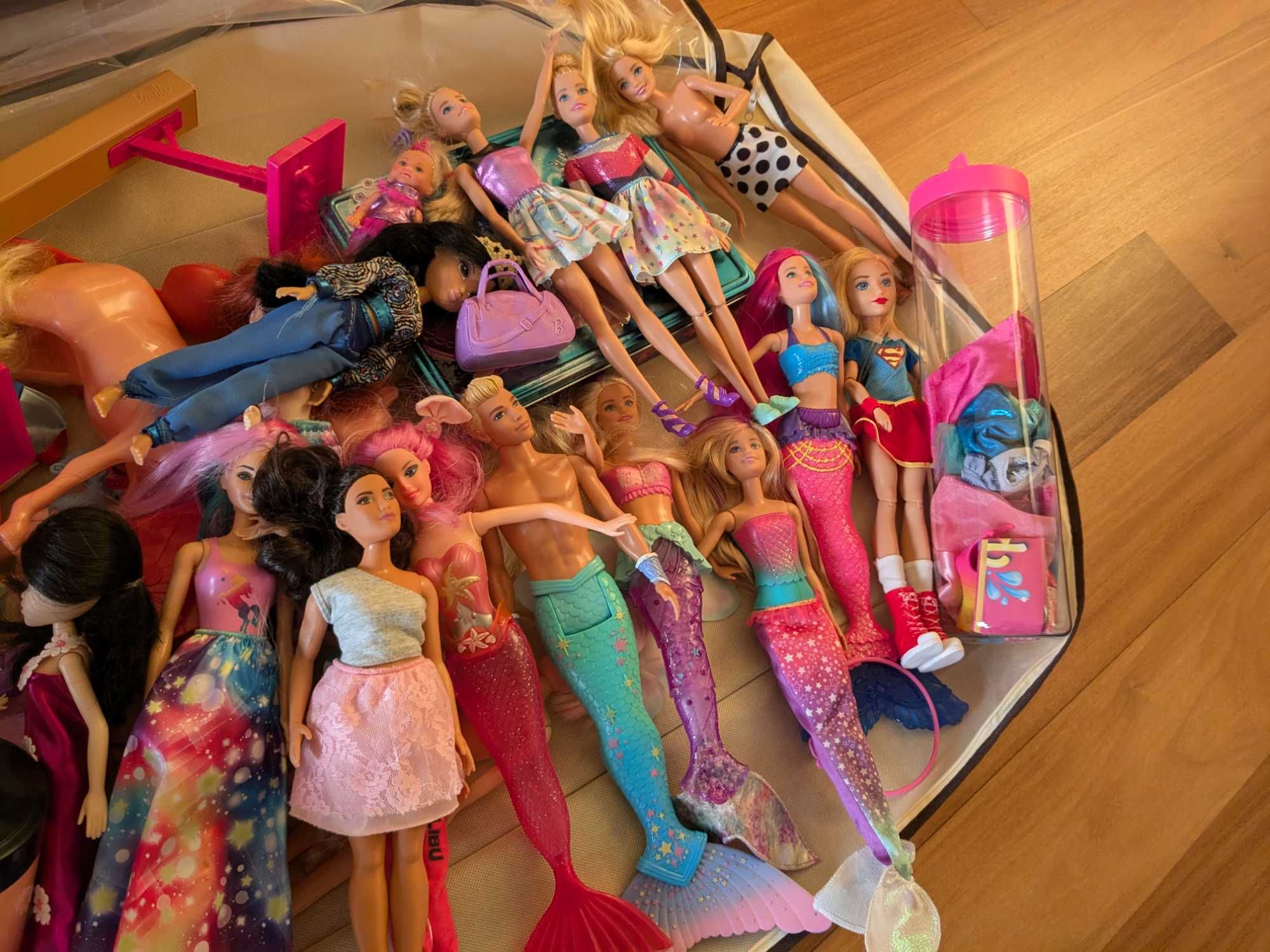Várias Barbies em excelente estado