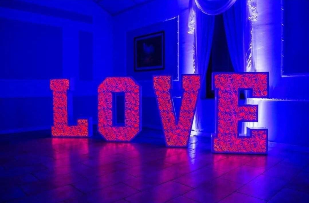 Fotobudka klasyczna fotobudka 360 podswietlany napis LOVE led rgb