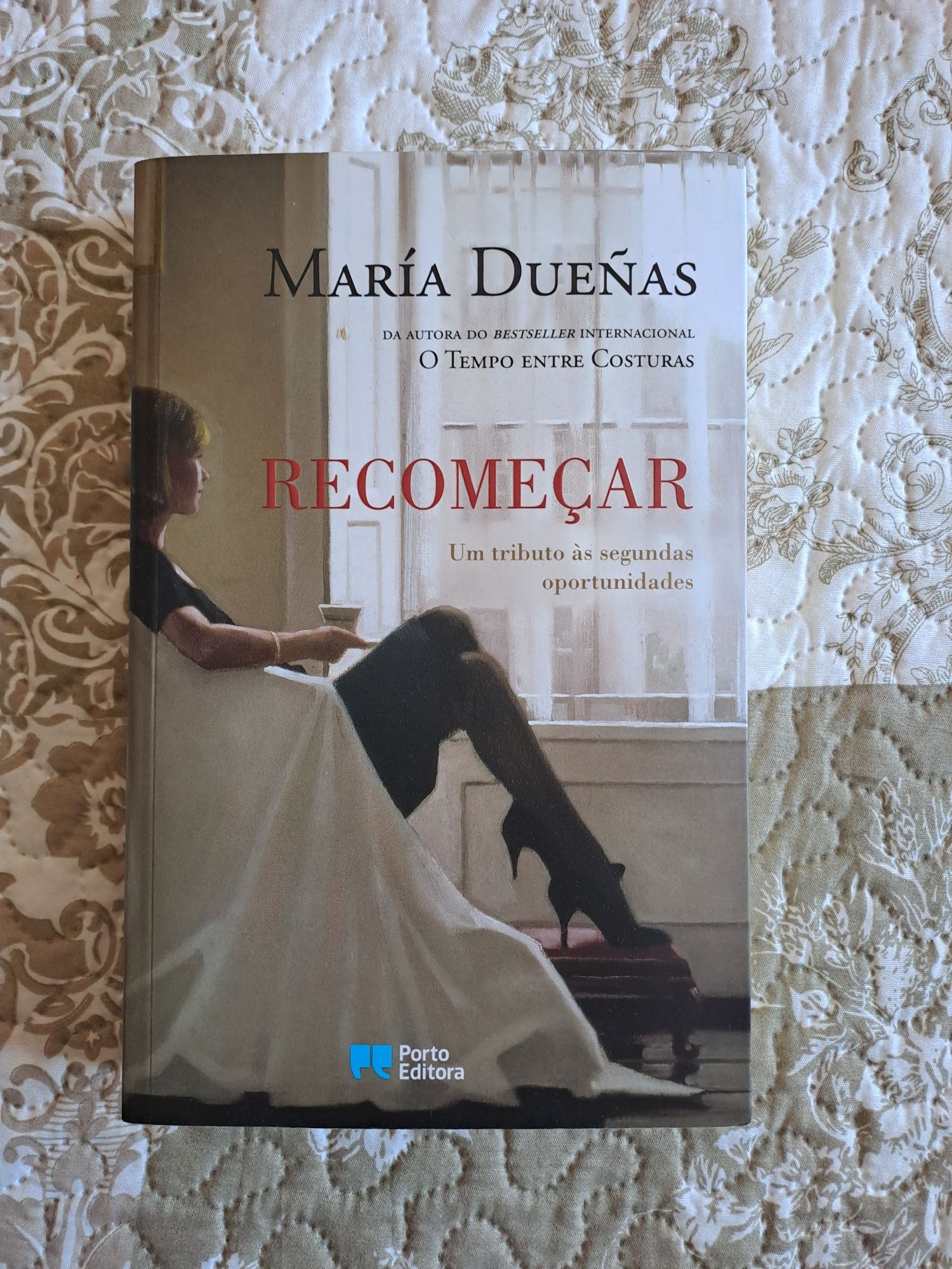 Livro "Recomeçar" de María Dueñas
