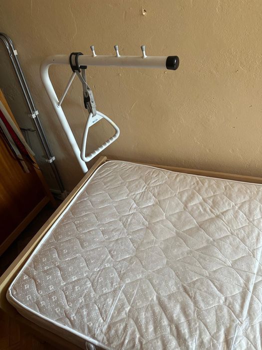 Łóżko szpitalne z materacem przeciwodleżynowym