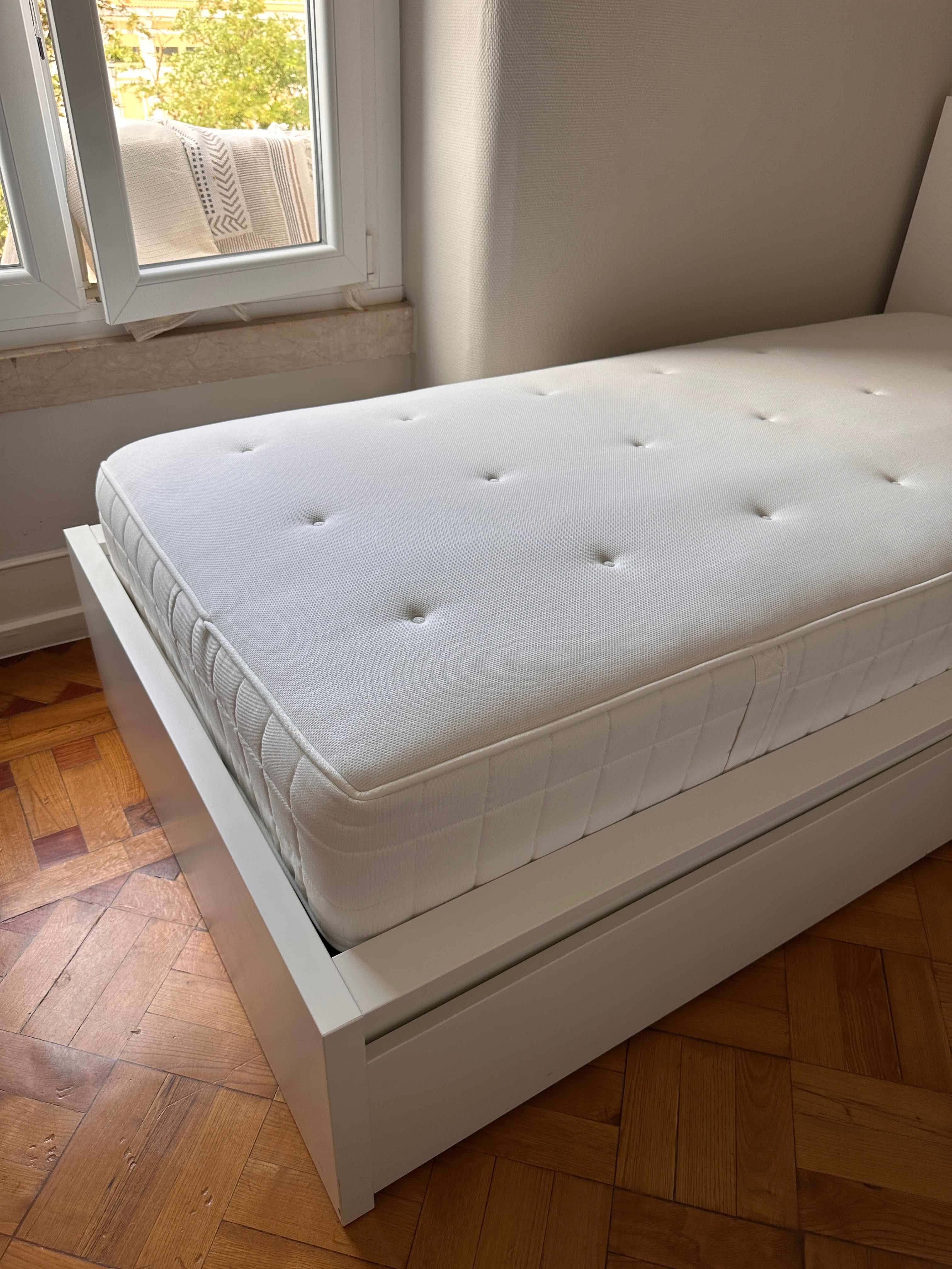 cama con arrumaçao e cabeceira modelo Malm Ikea