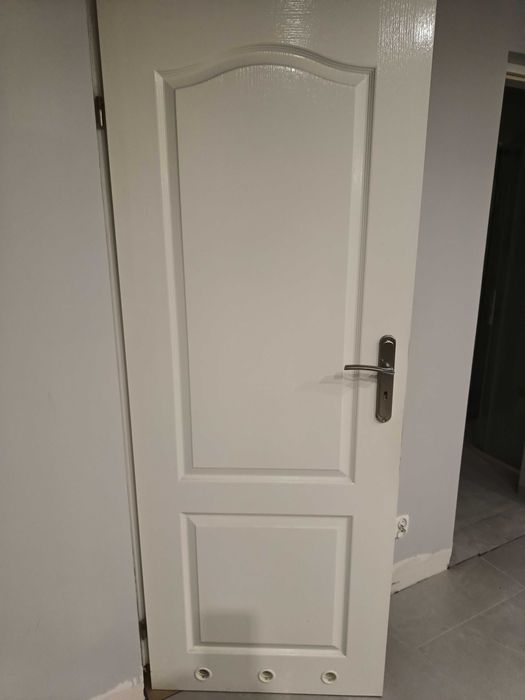 Sprzedam białe drzwi ,sztuk 5 razem z futrynami.Cena 400 za całość.