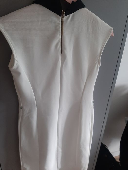 Biała sukienka z czarnym kołnierzykiem