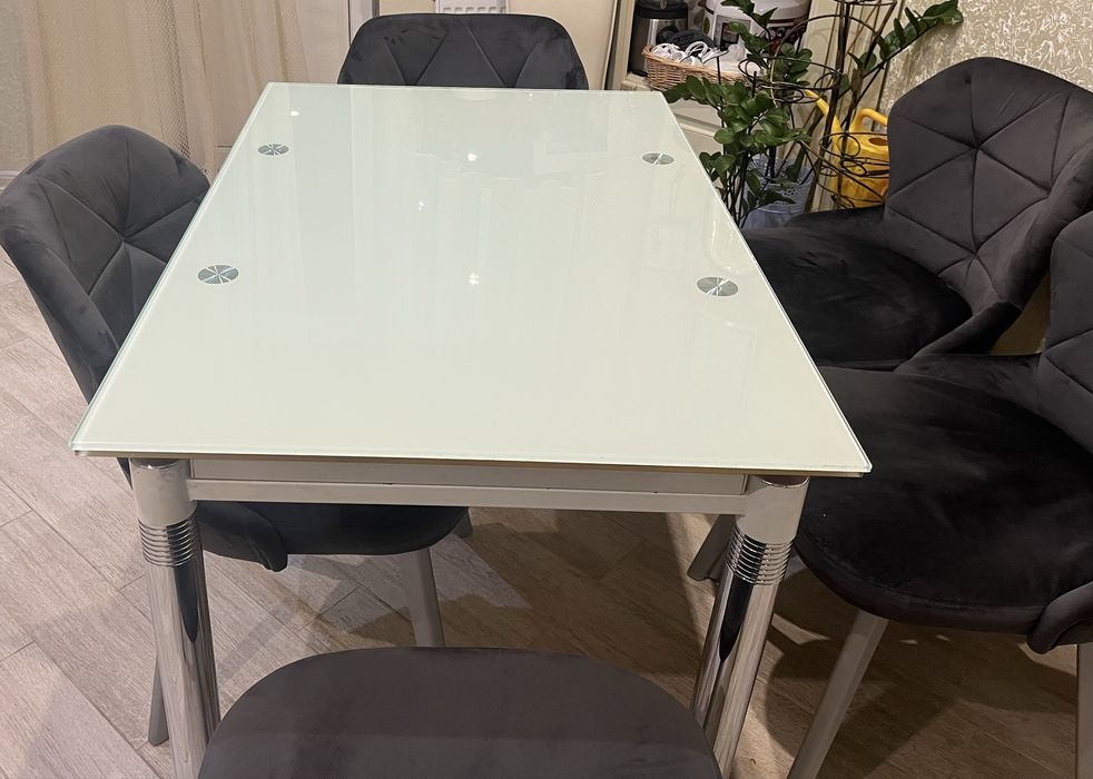 Продаю стікляний стіл та стільці стан - хороший