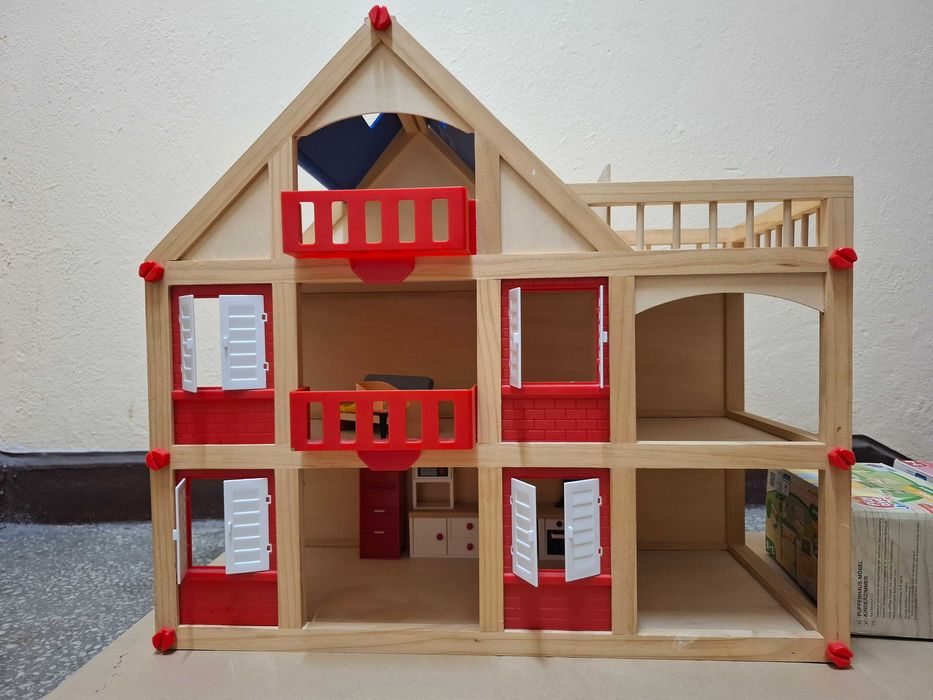 Drewniany domek dla lalek. Dużo mebli. Stan bardzo dobry.