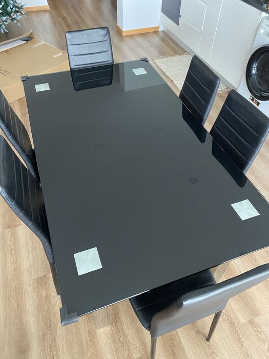 Mesa de vidro temperado + 6 cadeiras em couro sintético.